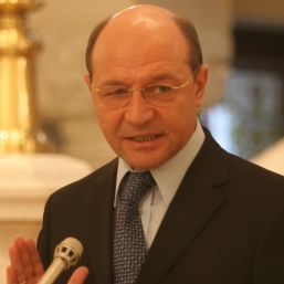 Basescu raspunde