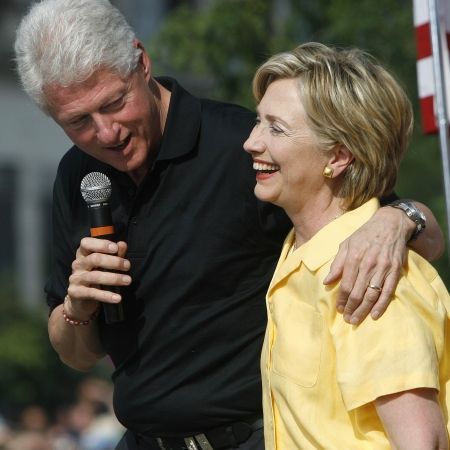 Hillary, propulsata de Bill Clinton
