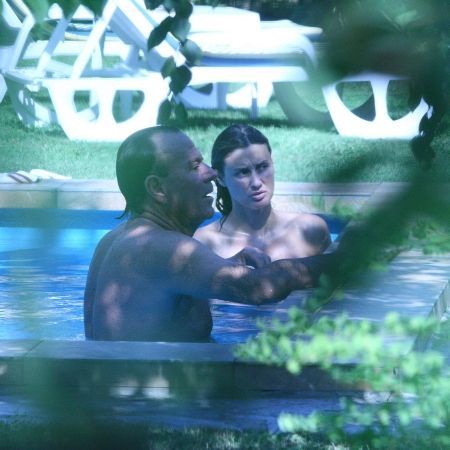Julio Iglesias, in piscina cu o bruneta
