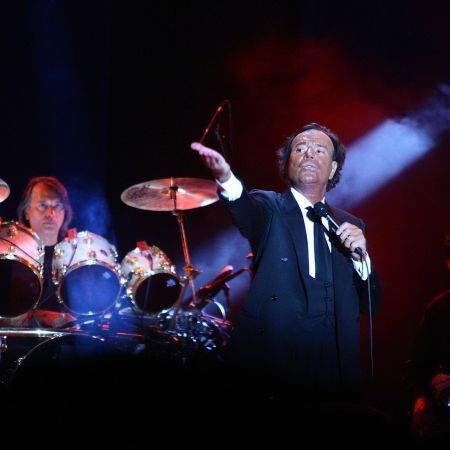 Julio Iglesias promite emotii la maxim