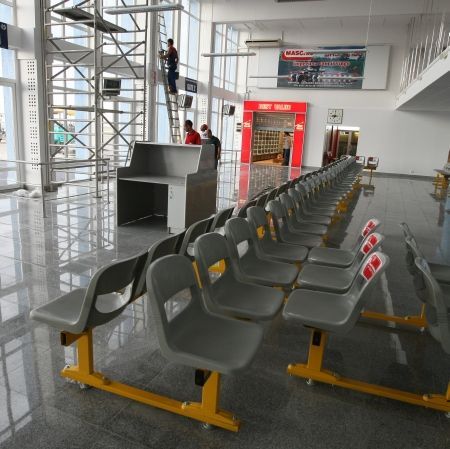 Aeroportul Baneasa: la fel de stramt, dar lustruit