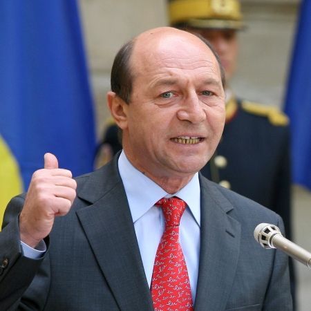 Basescu: limba romana ar trebui predata ca o limba straina