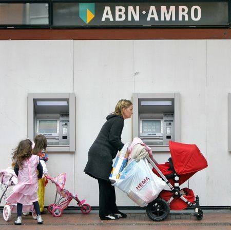 ABN Amro lanseaza cardurile de credit pentru studenti