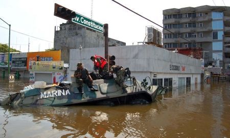 Armata mexicana a intrat la apa