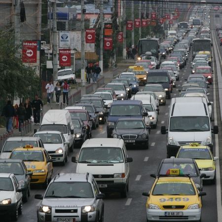 Benzina, o treime din leafa