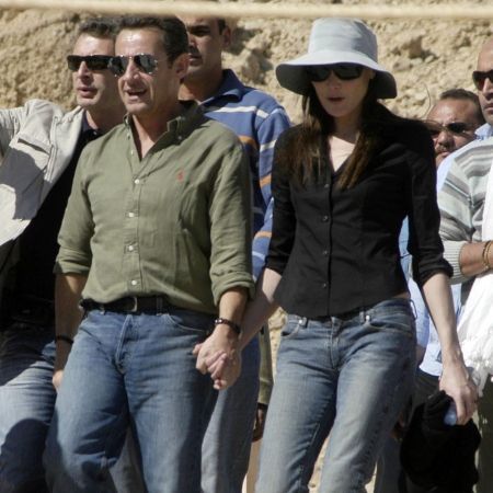 Sarkozy, in bratele iubitei si in colimatorul presei