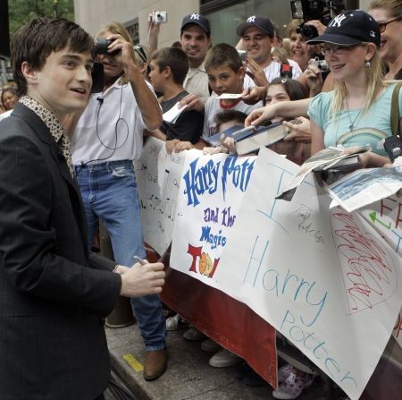 Adio, Britney Spears-bun venit, Harry Potter