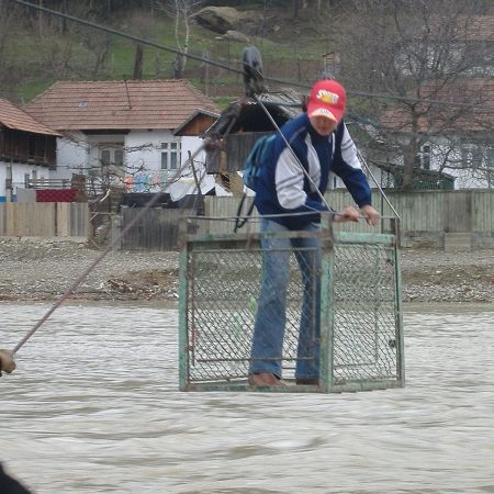 Cu gondola improvizată peste Trotuş