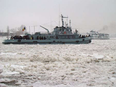 Gheaţa de pe Dunăre îi ţine departe de lume