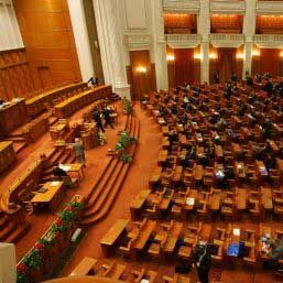 Parlamentarii mediatizaţi au o activitate deficitară în plen
