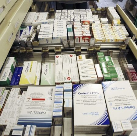 Românii, ameninţaţi de criza medicamentelor din import