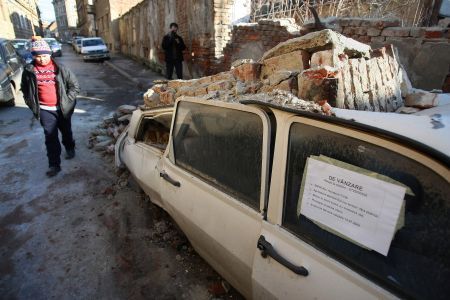 Sute de clădiri stau să se prăbuşească