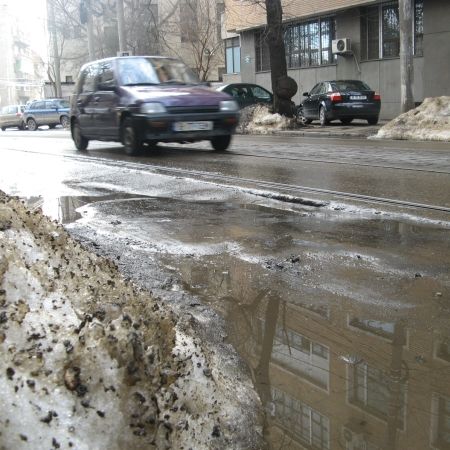 Urmele zăpezii: cratere în asfalt