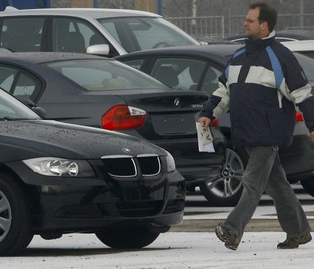 Auto: cresc vânzările, scade leasingul