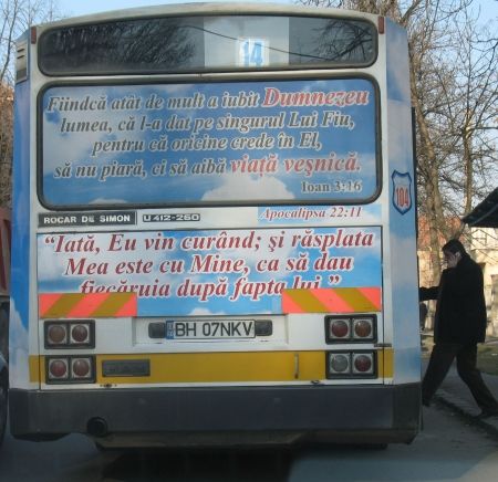 Autobuzul împodobit cu citate din Apocalipsă