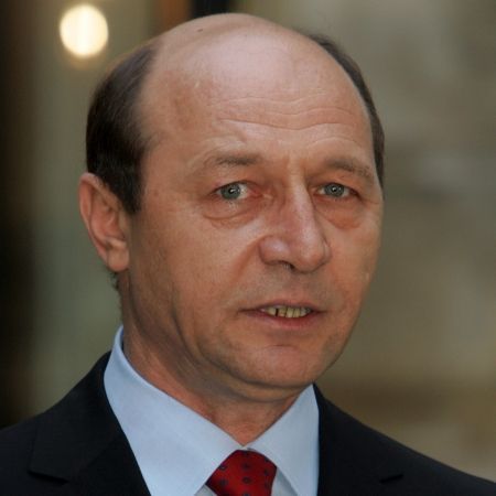 Băsescu nu acceptă plecarea lui Meleşcanu de la Apărare