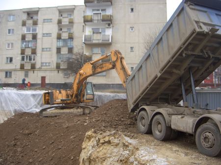 Bloc pus în pericol de un excavator