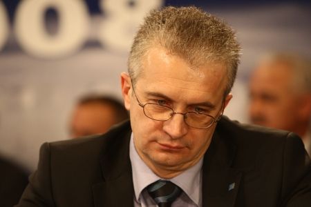 Felix îşi execută sumar disidenţii din partid