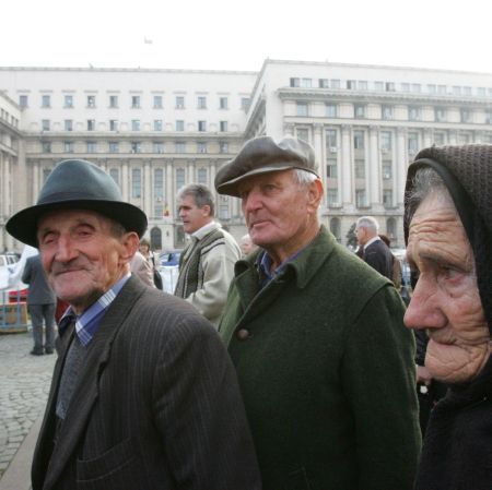 Finanţarea pensiilor, bazată pe minciuni