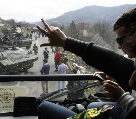 Frontiera Kosovo-Serbia, o baricadă