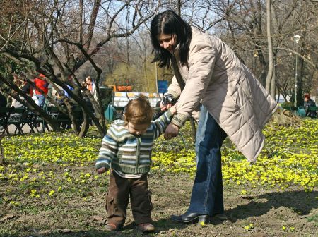 În weekend, vremea se răceşte uşor şi apar ploi trecătoare