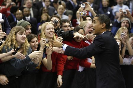 Obama, preferatul tinerilor şi al femeilor