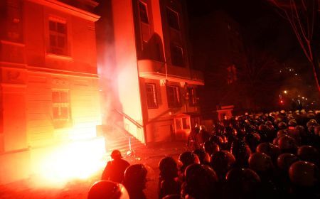 Sârbii au atacat Ambasada SUA