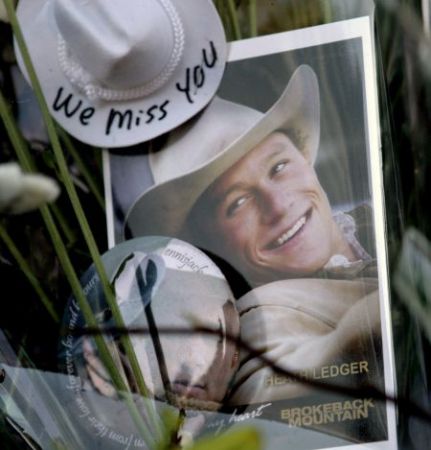 Sute de persoane la funeraliile lui Heath Ledger