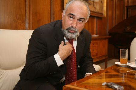 Tăriceanu îşi trimite miniştrii să candideze