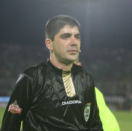 Băsescu l-a decorat pe arbitrul care a întrerupt meciul Rapid-Steaua