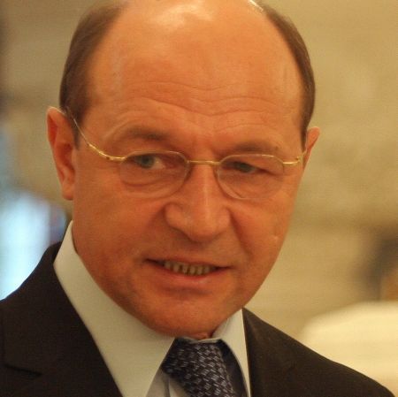 Băsescu: "Stăpânii tonomatelor vor controlul instituţiilor"