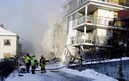 Bloc de locuinţe prăbuşit
