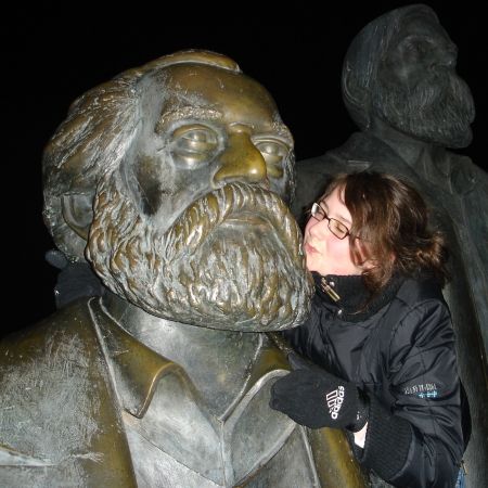 Fantoma lui Karl Marx bântuie iar România