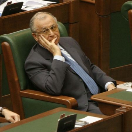 Iliescu, operaţie reuşită