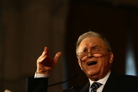 Ion Iliescu poate folosi gratuit curtea vilei în care stă