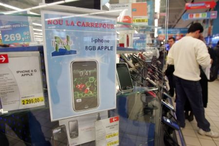 iPhone, vândut ilegal în Carrefour Orhideea