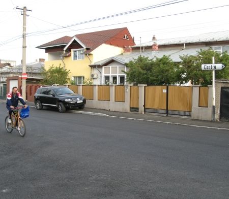 Strada primarului Calotă, măturată zilnic