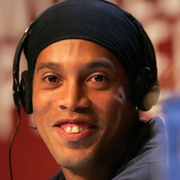 Barcelona îl dă afară pe Ronaldinho