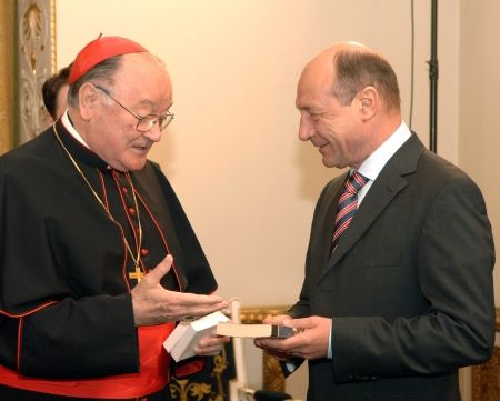 Băsescu, două medalii din partea Vaticanului