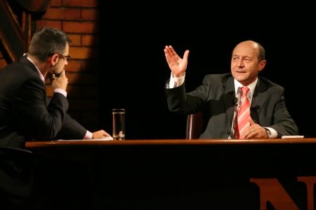 Băsescu îşi apără onoarea de familist