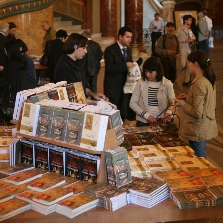 Coadă la Ateneu pentru cărţile lui Pamuk