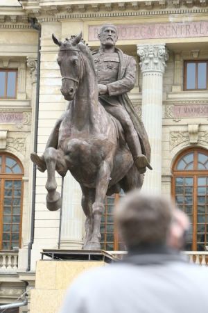 Statuia lui Carol I din Piaţa Revoluţiei umbreşte „Ţeapa lui Ghilduş“