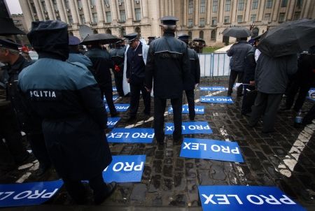 Supăraţi pe Vosganian, poliţiştii ies în stradă