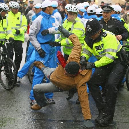 Torţa olimpică, întâmpinată cu proteste şi la Londra