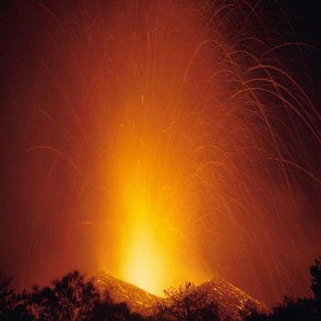 A erupt vulcanul Etna | VIDEO