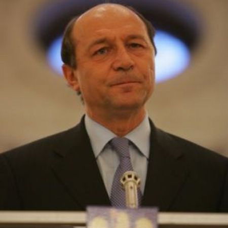 Băsescu cheamă poporul să voteze bine