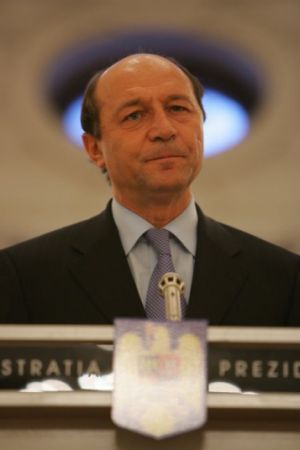 Băsescu face campanie pe faţă pentru Blaga