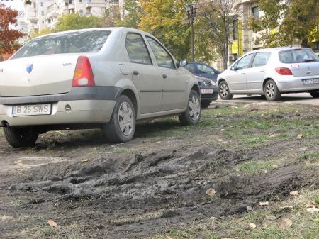 Bătaie pe trotuare, între maşini şi cărucioare