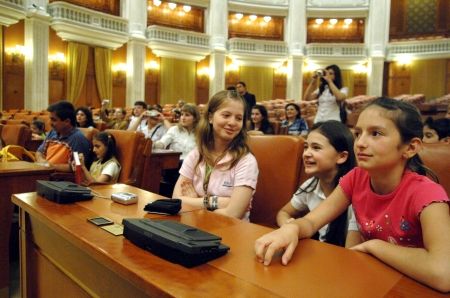 Copiii, aşteptaţi la Palatul Victoria de ziua lor