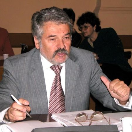 Liberalul Mircea Moloţ împarte alegătorilor medicamente şi detergent